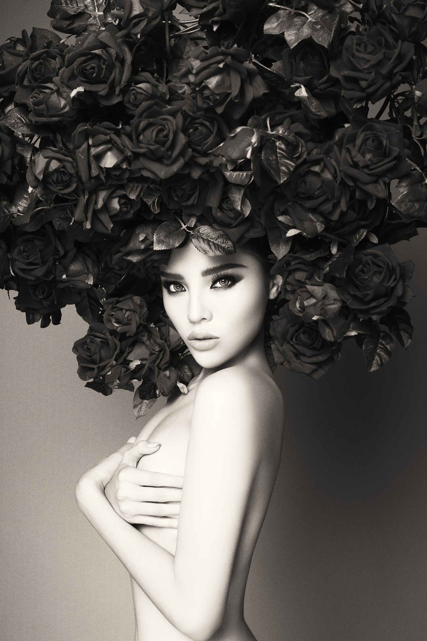 Hà Tăng vai trần, Kỳ Duyên cùng loạt mỹ nhân Việt khác trút bỏ xiêm y trong bộ ảnh của NTK Đỗ Mạnh Cường